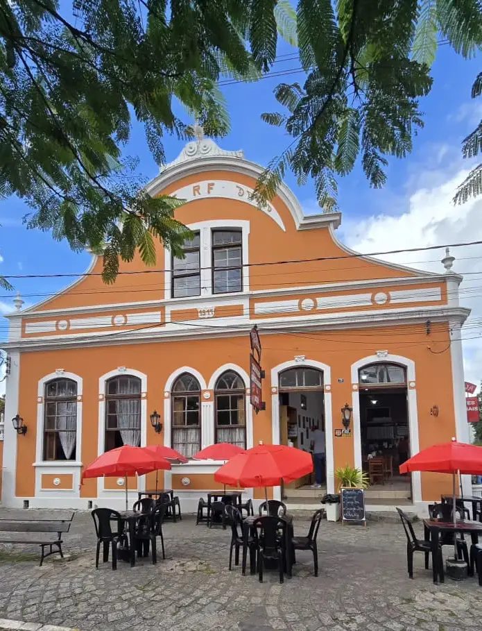 Antiga Farmácia Paranaense em Morretes PR — casarão eclético com harpia na fachada