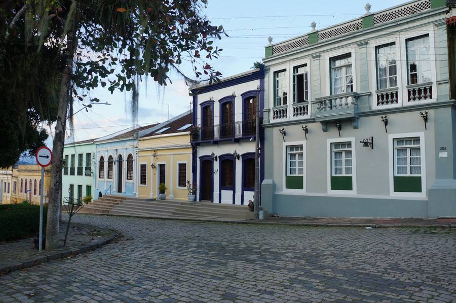 Praça Coronel Romildo Macedo em Antonina com a fonte histórica