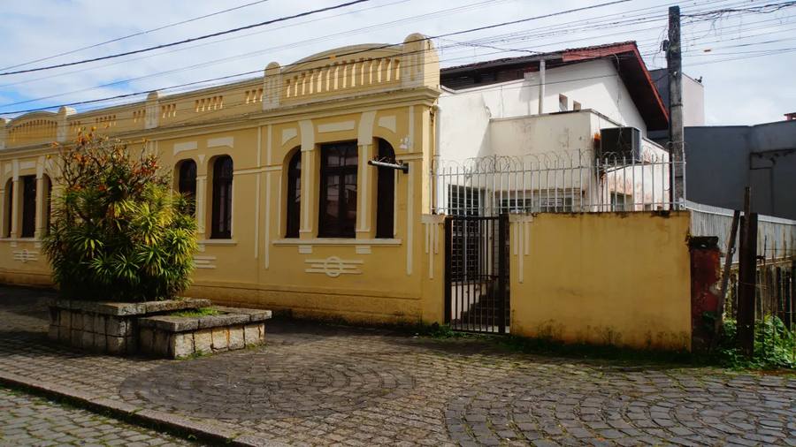 Ruazinha do Arquivo Histórico Municipal de Antonina com vista para a baía