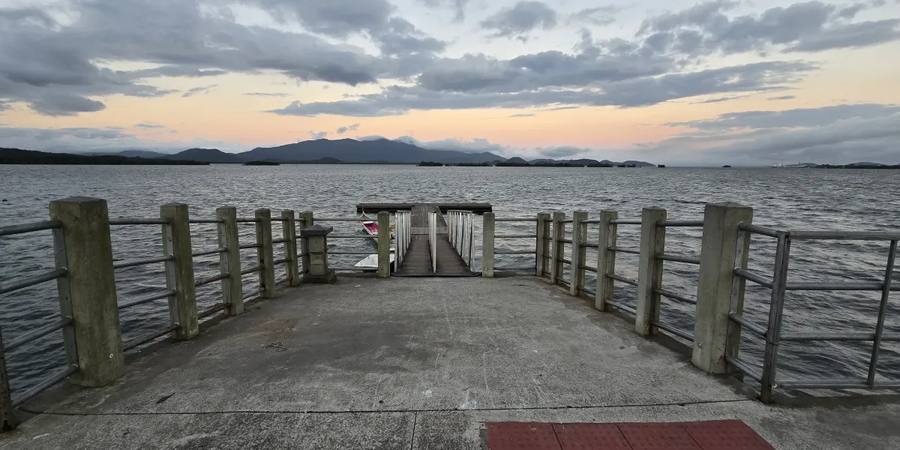 Trapiche municipal de Antonina com vista para a Baía de Paranaguá e Serra do Mar