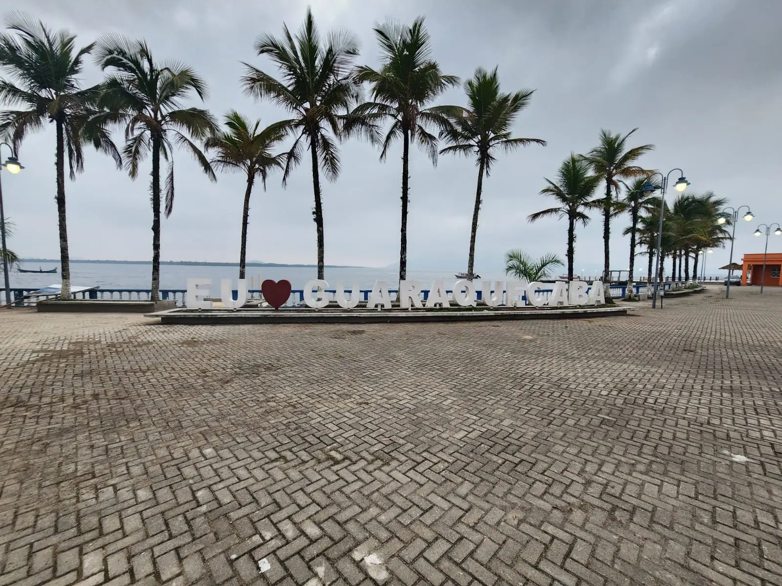 Praça William Michaud com letreiro Eu amo Guaraqueçaba