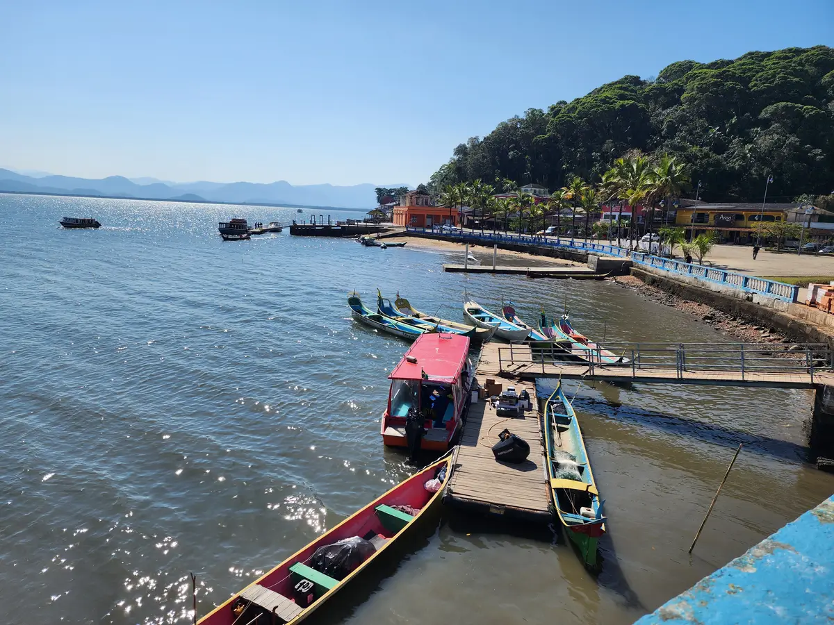 Orla e trapiche com barcos coloridos