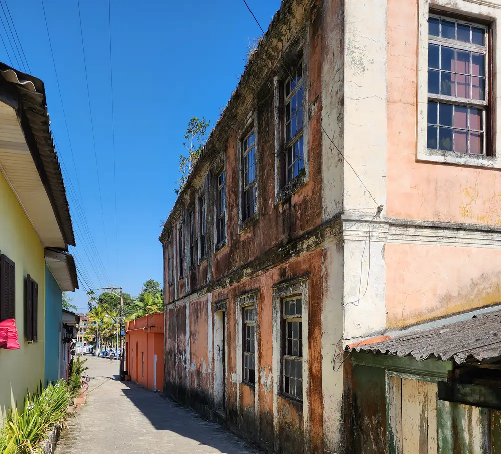 Casario histórico de Guaraqueçaba com fachadas coloniais