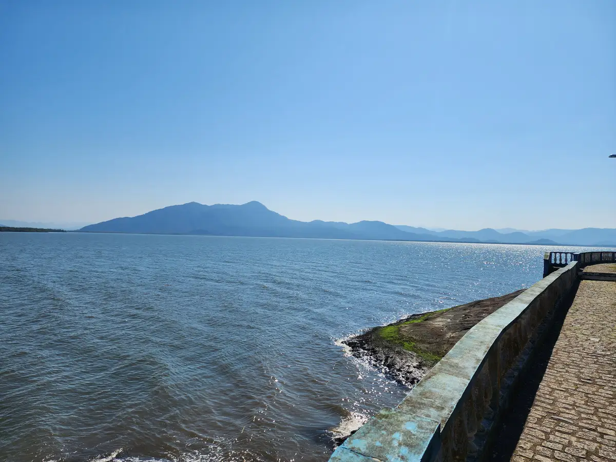 Vista da Ponta dos Morretes com a baía e serras ao fundo